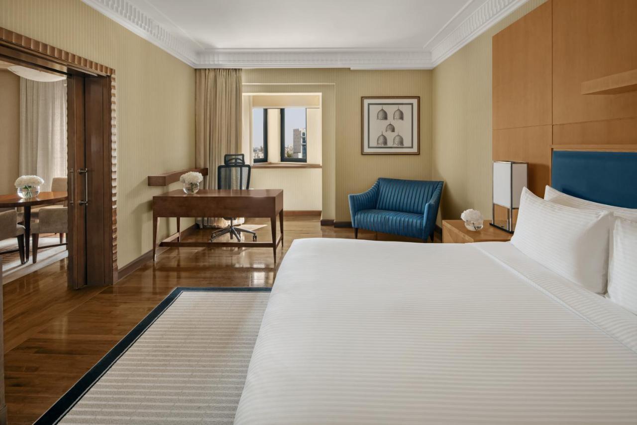 Intercontinental Riyadh By Ihg Riade Exterior foto A guest room at the hotel