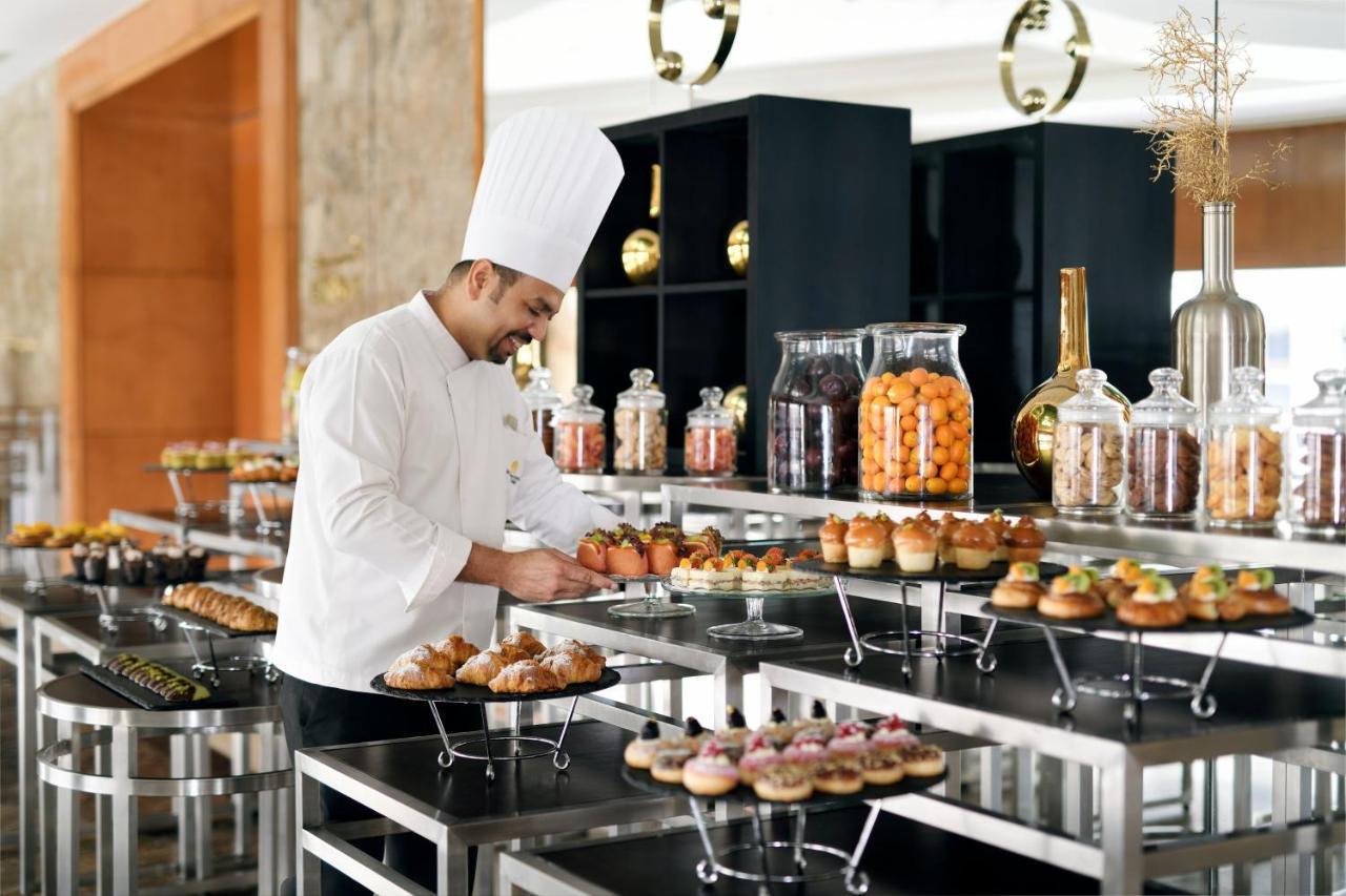 Intercontinental Riyadh By Ihg Riade Exterior foto A pastry chef at work