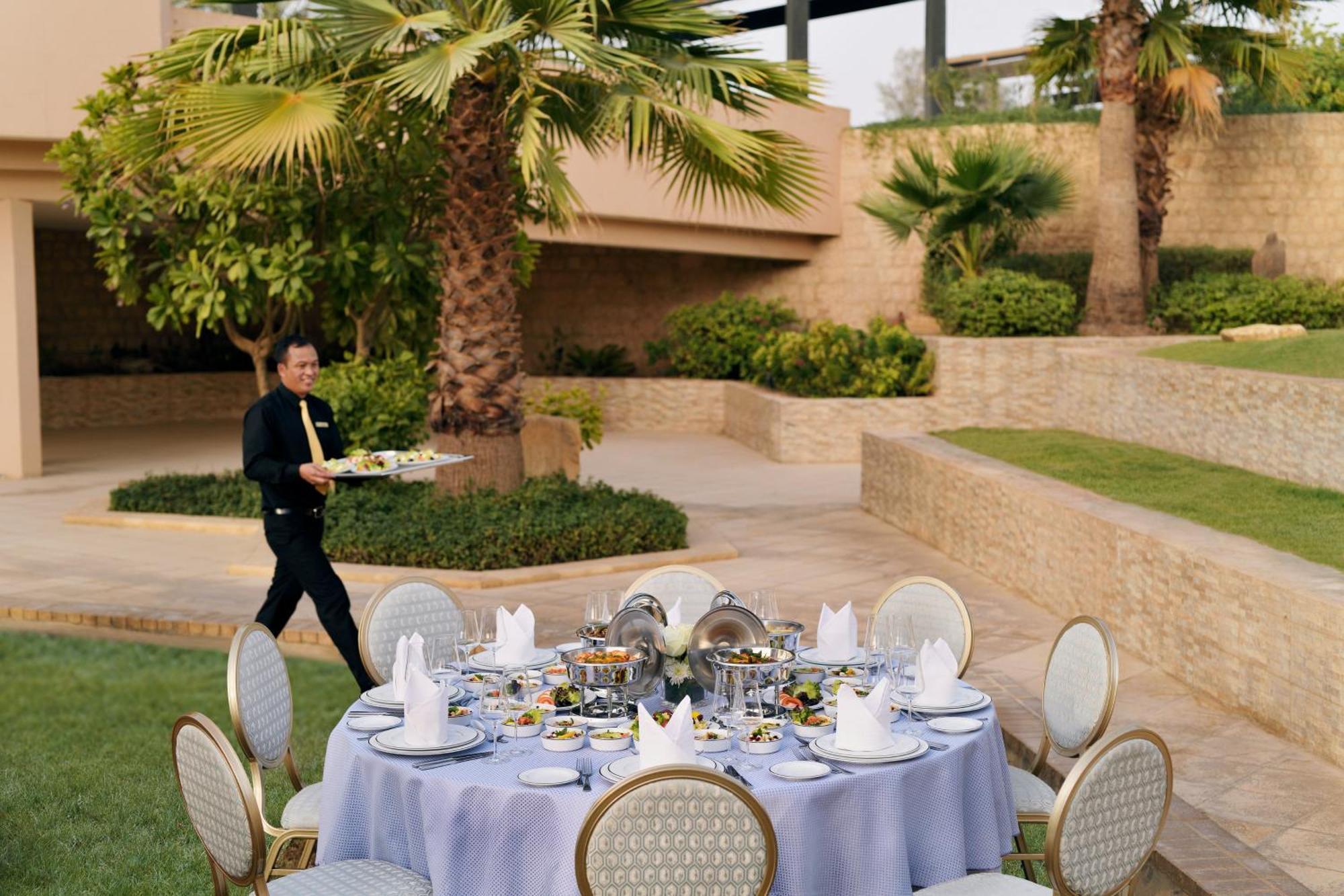 Intercontinental Riyadh By Ihg Riade Exterior foto A butler at the Jumeirah Atlantis Hotel in Dubai