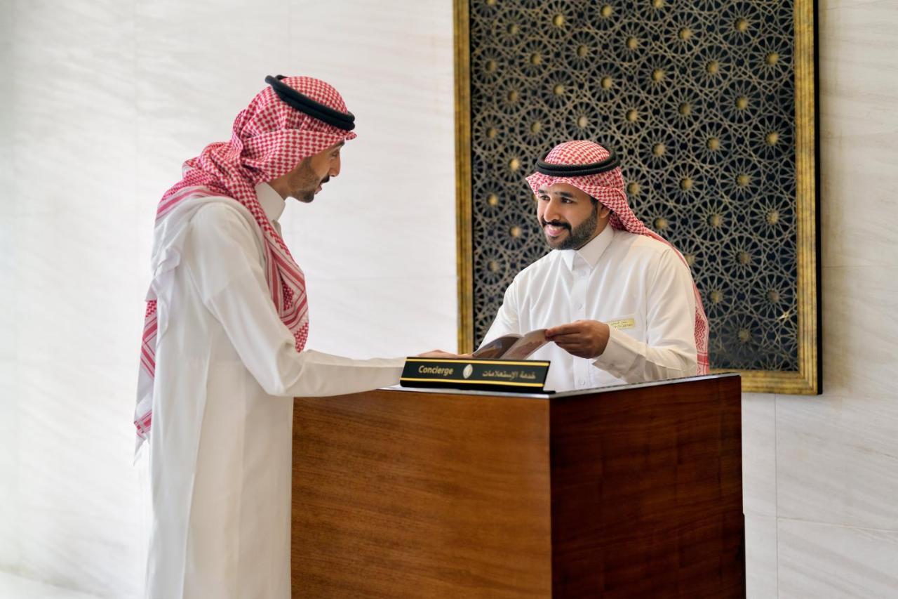 Intercontinental Riyadh By Ihg Riade Exterior foto Saudi Arabian men wearing the traditional dishdasha