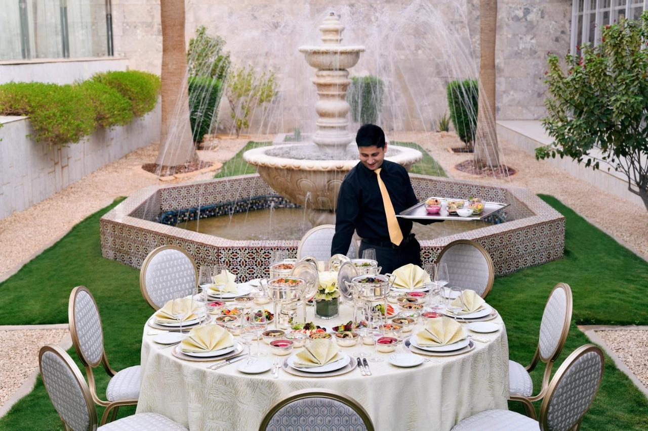 Intercontinental Riyadh By Ihg Riade Exterior foto A butler at the Four Seasons Hotel in Cairo, Egypt