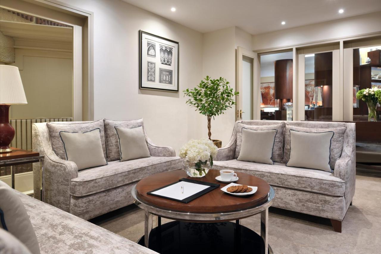 Intercontinental Riyadh By Ihg Riade Exterior foto The living room of a suite at The Dorchester
