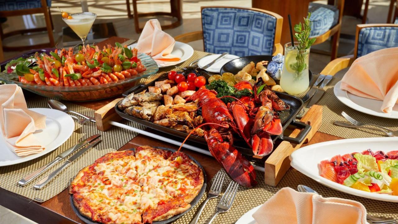 Intercontinental Riyadh By Ihg Riade Exterior foto A lobster dinner
