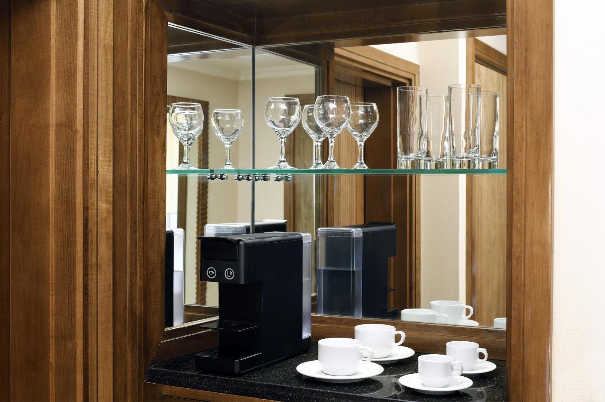 Intercontinental Riyadh By Ihg Riade Exterior foto A Nespresso machine in a hotel room